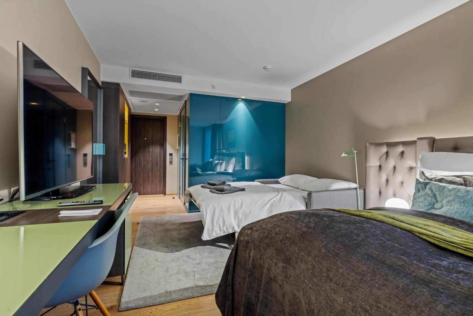 Clarion The Hub 4*